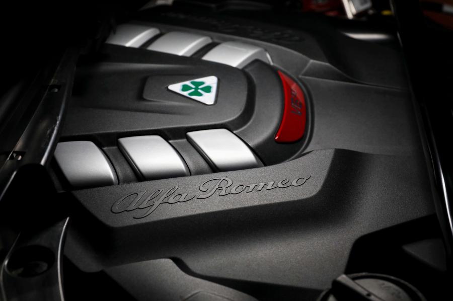 Моторный отсек Alfa Romeo Stelvio Quadrifoglio (949) 2019 года  (AU) (фото 23 из 34)